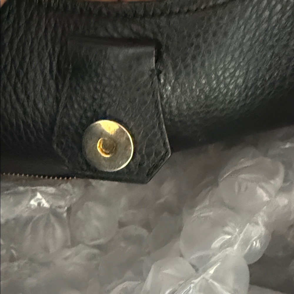 TOM FORD Elegant Black Leather Handbag - Picture 8 of 14